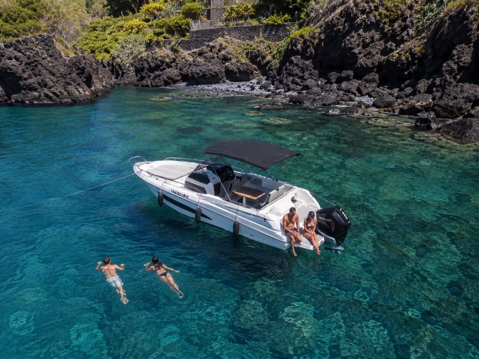 Snorkeling in una cala segreta turchese sulla costa di Madeira