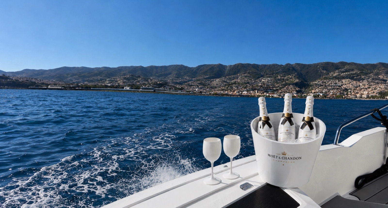 Champagne a bordo di una barca privata vicino a Funchal, Madeira
