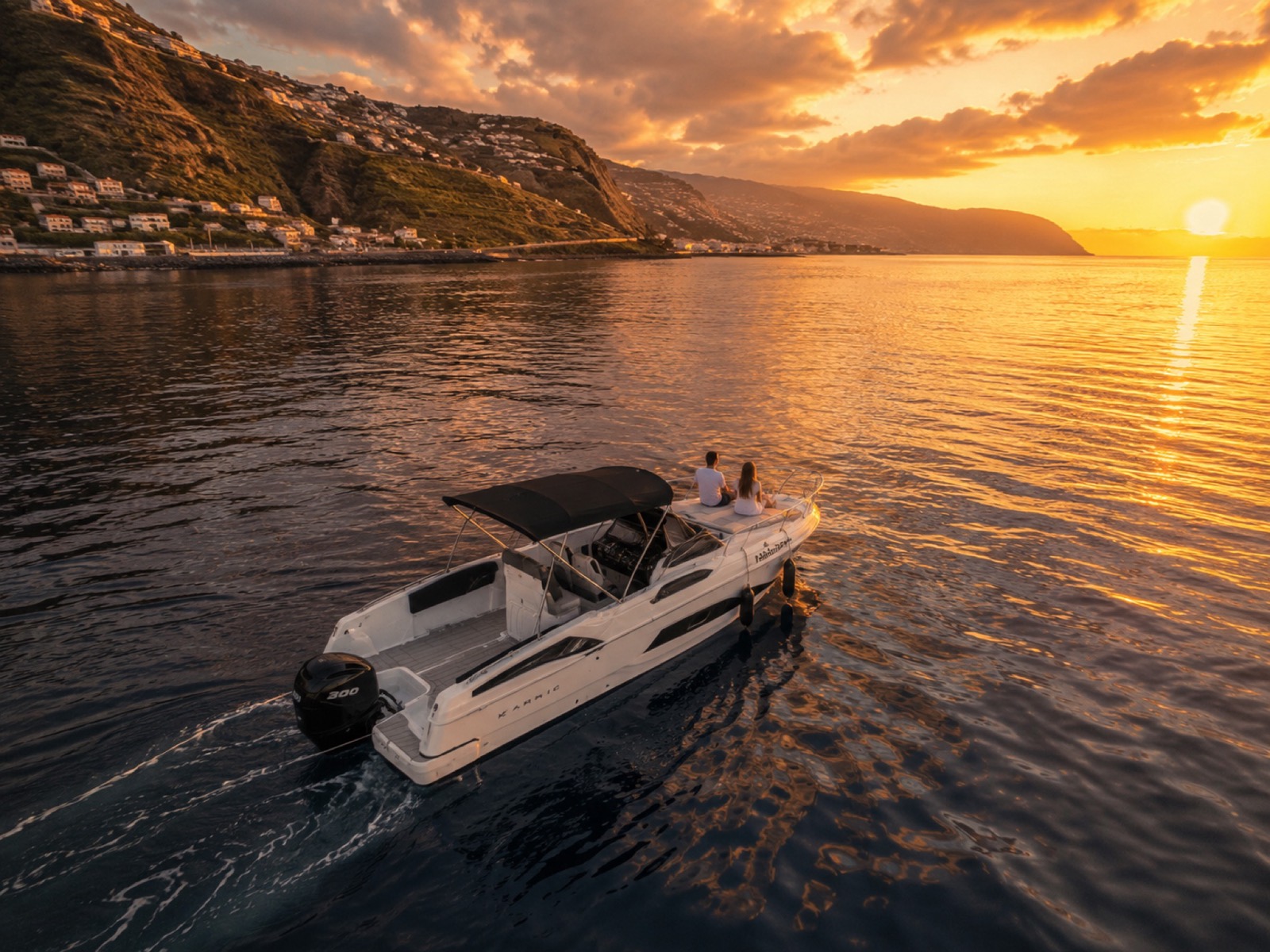Una barca privata Chifbay al largo di Funchal, Madeira, nella luce dorata