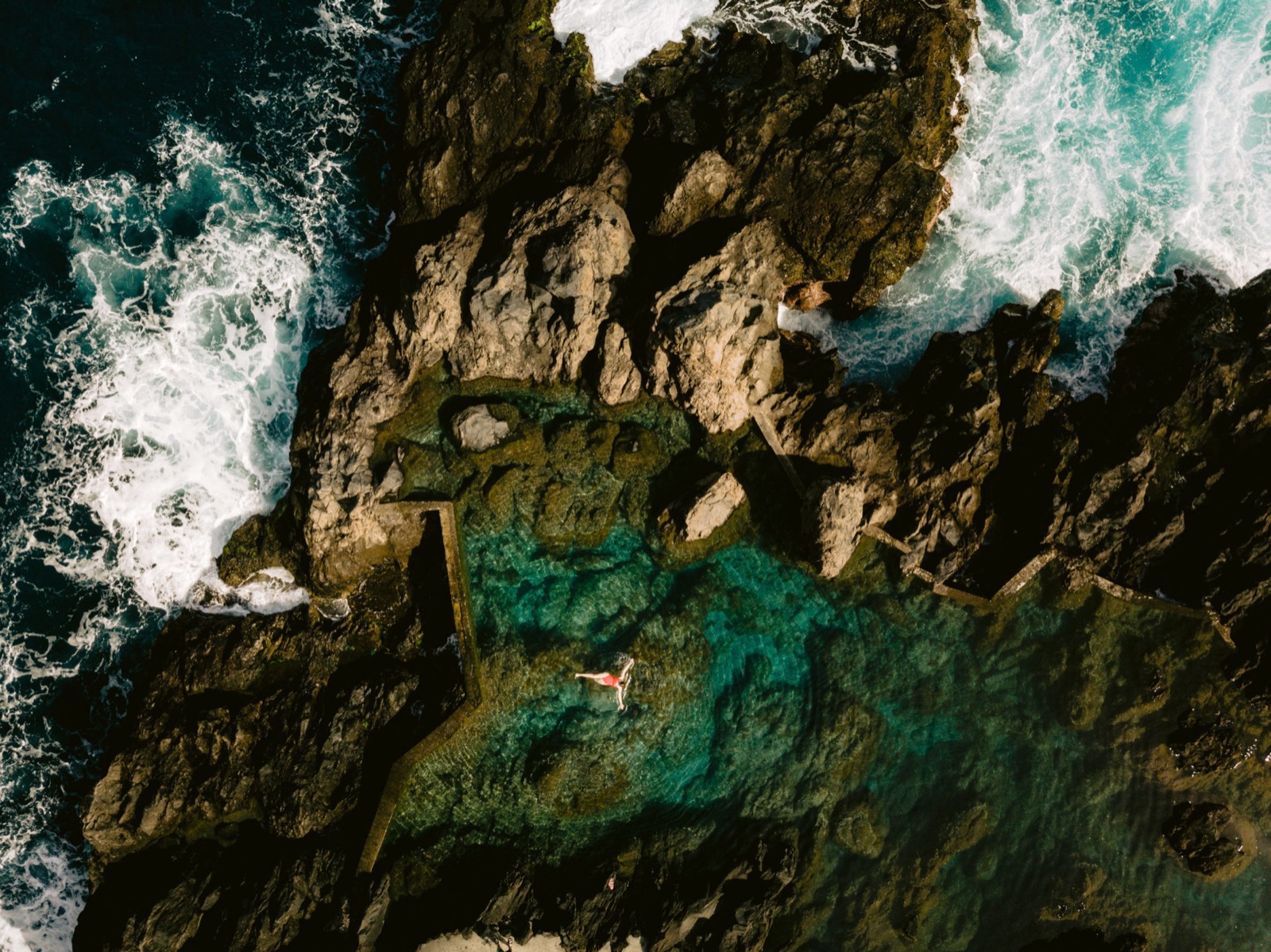 Una piscina naturale vulcanica sulla costa di Madeira
